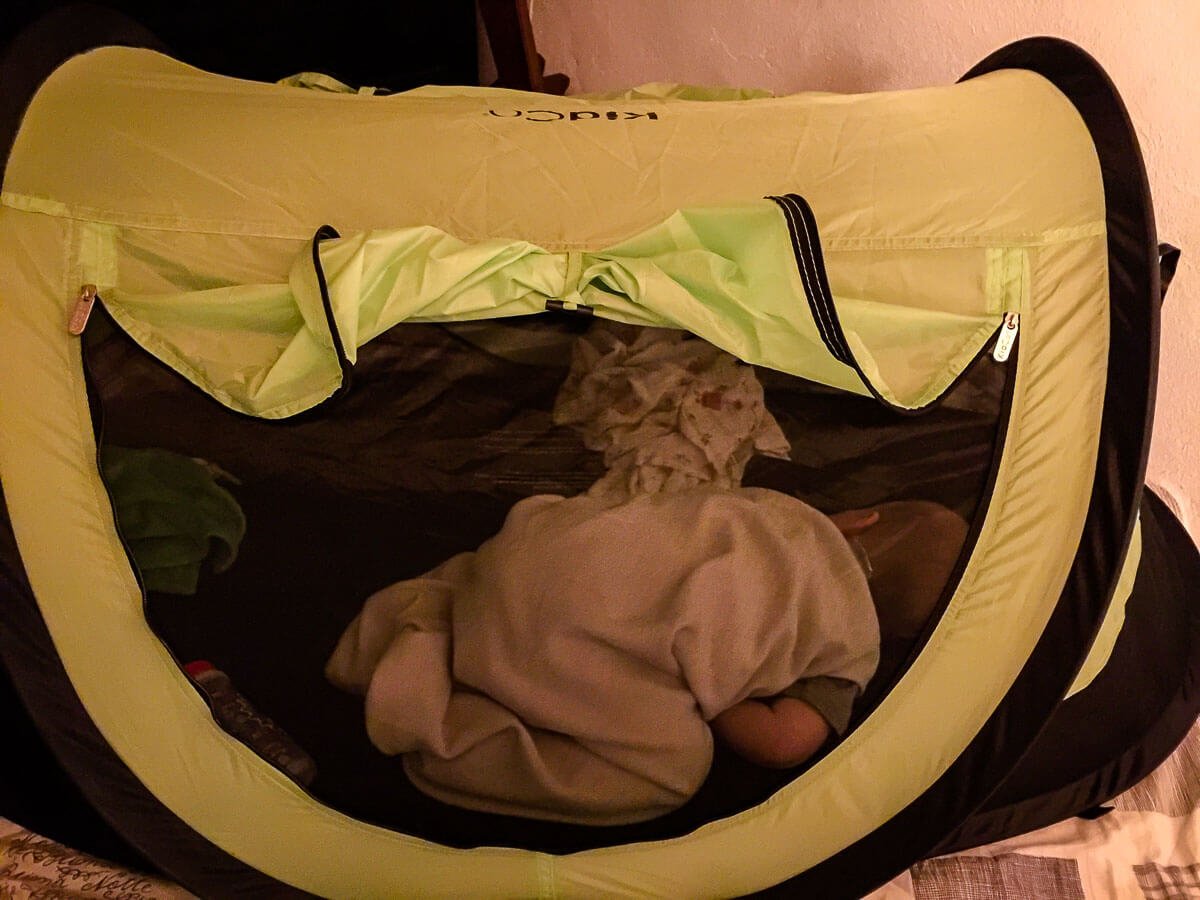 12 Tips to Help Your Toddler Sleep on Vacation Baby Can Travel